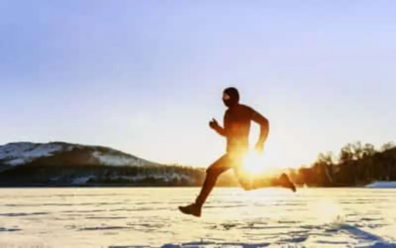 winter running male runner P7NJYLQ 400x250 1